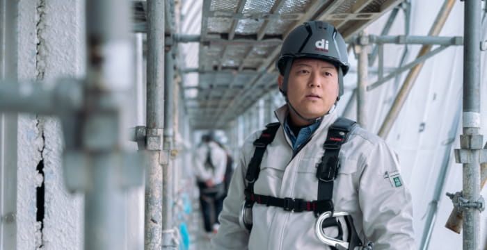 握手や契約している様子