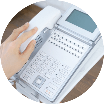 採用担当者と電話で話している様子