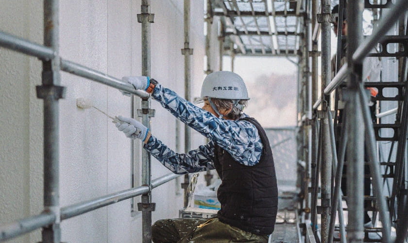 塗装工事の作業中の写真