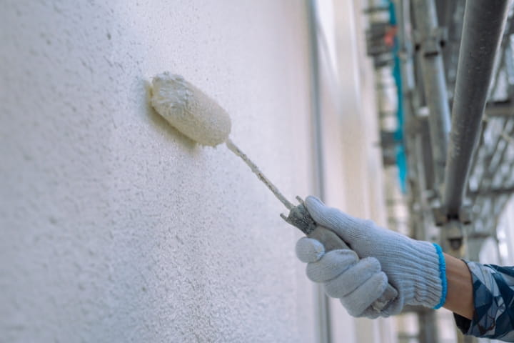 建築現場で作業する職人の様子写真