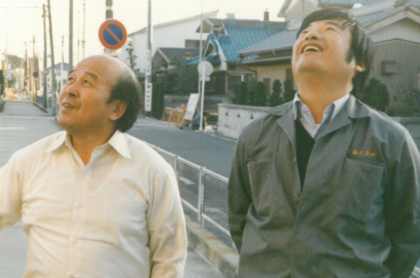 ローラーで壁面を塗装している作業写真